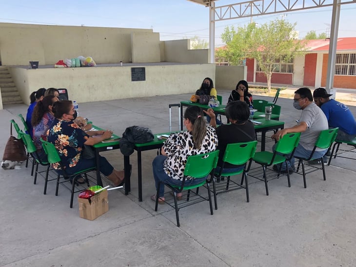 Directivos acompañan a padres en manejo de La Escuela es Nuestra 