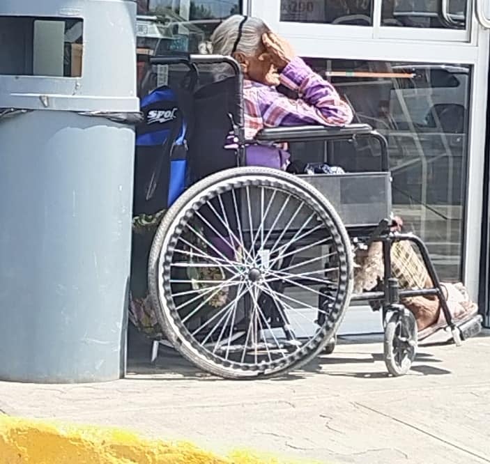 Abuelita pide dinero bajo el sol y su hija la espera en la sombra 