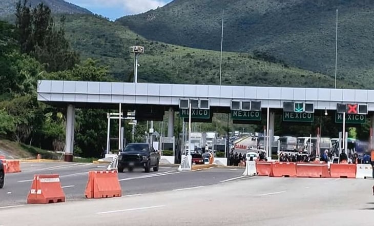 Normalistas lanzan petardos y toman caseta de cobro de Palo Blanco