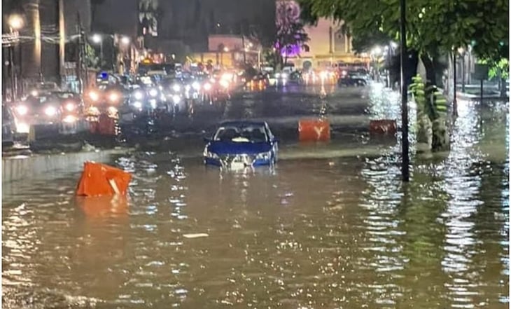 Autos flotando y arrastrados por el agua, el saldo de las lluvias en SLP