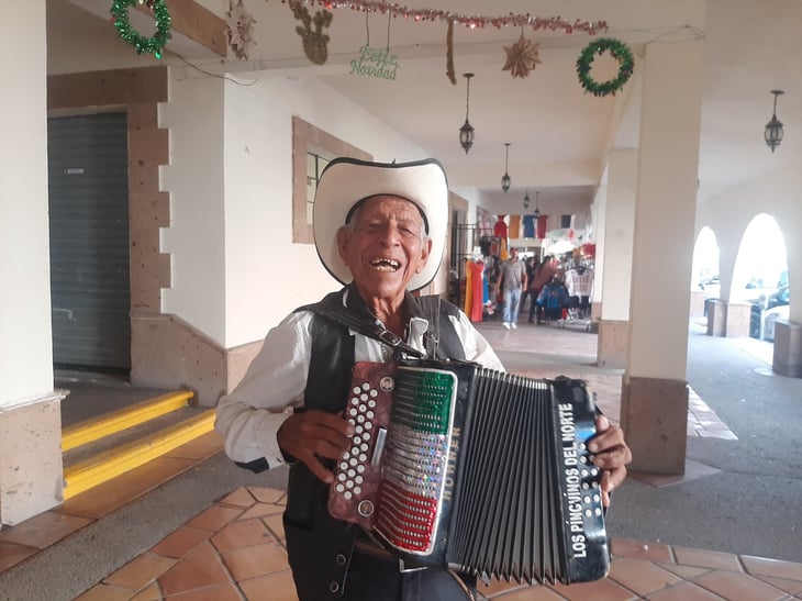 Rubén, 'el pingüino mayor', cumple 70 años en el Mercado Zaragoza