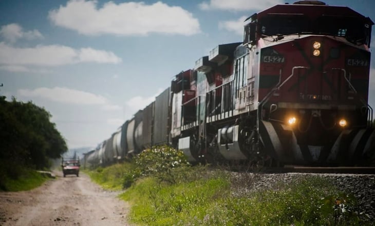 Tren de carga se descarrila en Sinaloa, deja tres personas heridas