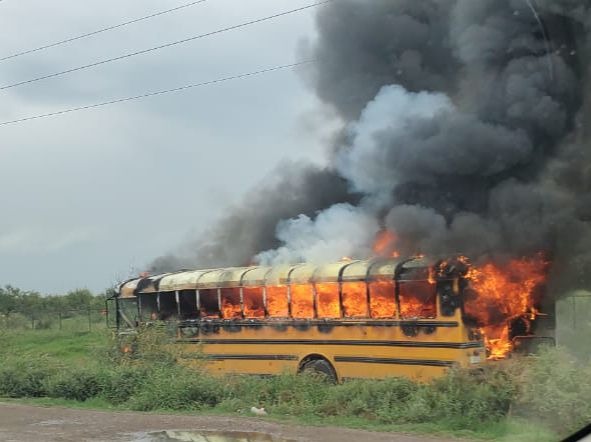 Incendio de camión escolar en la carretera 57 moviliza a autoridades