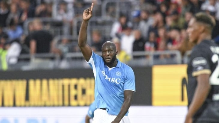 Napoli golea al Cagliari, con aparición de Lukaku, y es nuevo líder de la Serie A