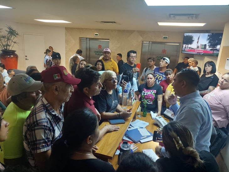 Familias de Torreón se concentraron en Presidencia para manifestar inconformidad por presunta invasión