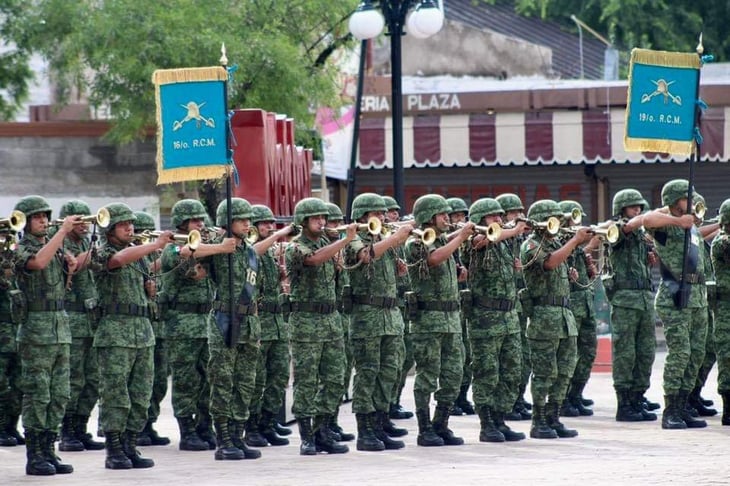 Destacan militares en desfile en Muzquiz