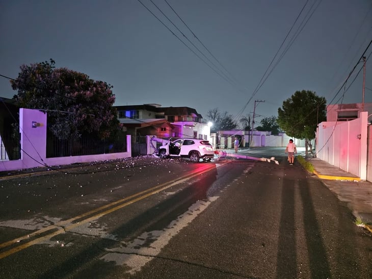 Joven ebria estrella su Fiat contra poste de luz en La Salle de Monclova