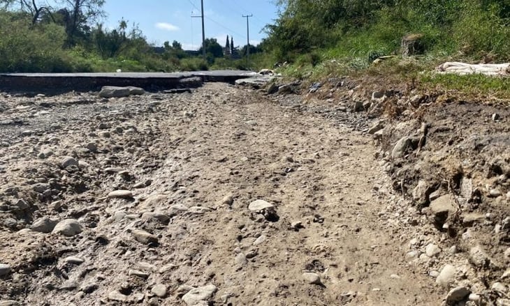 Destrozan lluvias la calle Alberto Castro en Ramos Arizpe