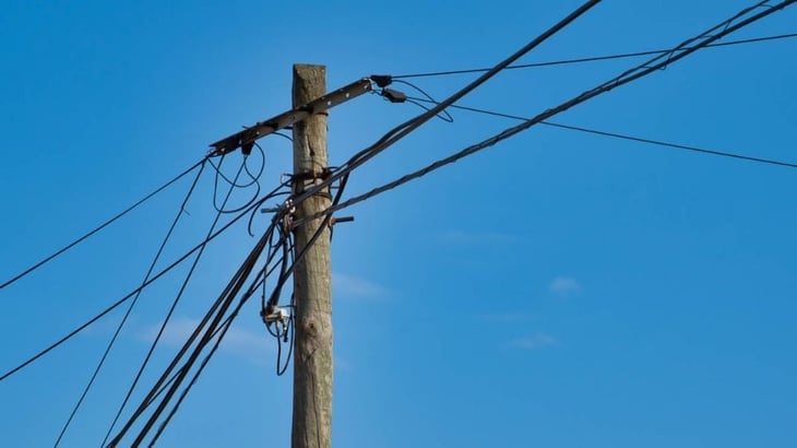 Suspenden clases el kínder del ejido El Cuije de Matamoros, ante riesgo de que colapsen postes