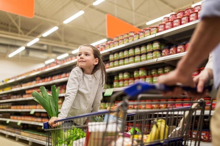 El riesgo de obesidad de los niños depende de dónde los padres puedan comprar alimentos