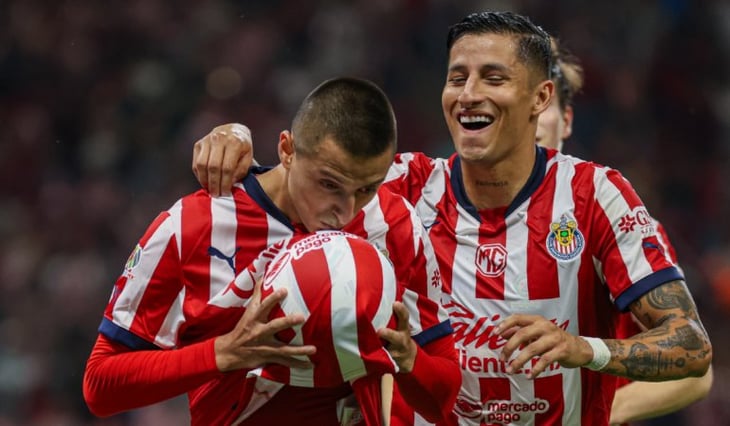 El Piojo Alvarado celebra 100 partidos en Chivas con gol y victoria sobre León