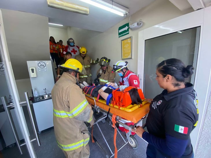 Universitarios evacuados por supuesto incendio 