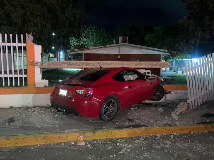 Joven intentaba llegar temprano a clases y choca contra una escuela en Acuña