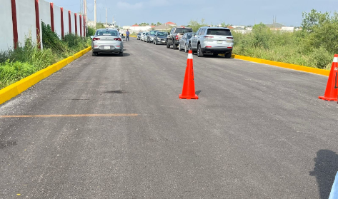 Vecinos de estancias colaboran con municipio de Monclova para pavimentación