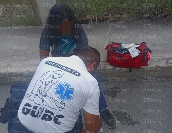 Mujer sufre aparatosa caída en motocicleta tras discutir con su hermana 