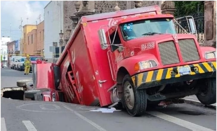 VIDEO: Socavón 'se traga' camión de Coca-Cola y camioneta con familia dentro en Irapuato; los rescatan ilesos