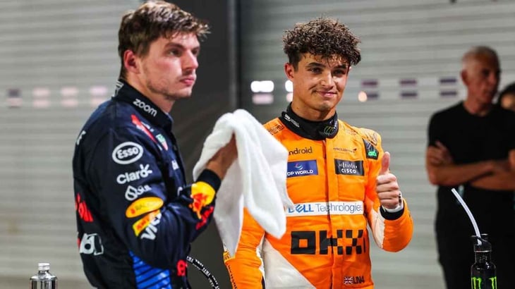 Lando Norris sale desde la pole en Singapur acompañado por Verstappen