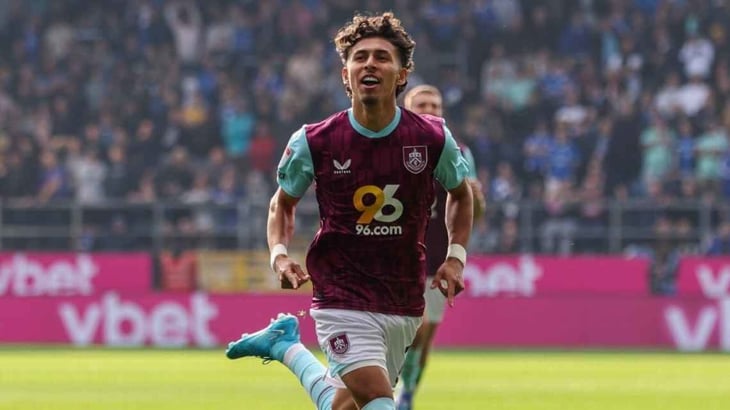 Jeremy Sarmiento marcó su primer gol con Burnley en la victoria sobre Portsmouth