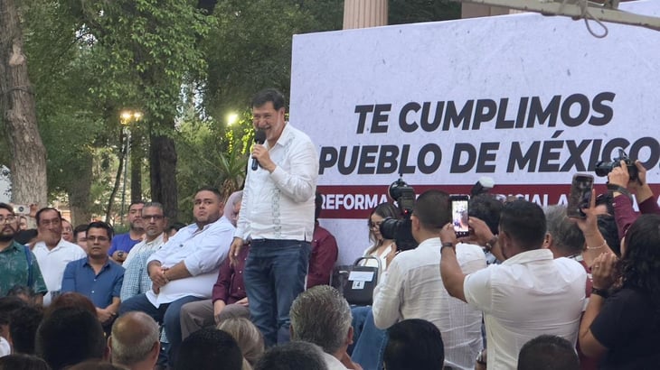 Se reúne Fernández Noroña con simpatizantes en Saltillo