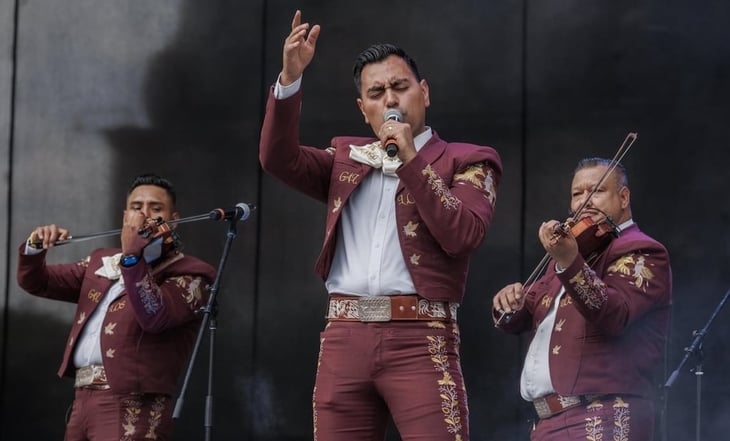 Ni la lluvia evita que cientos canten a todo pulmón en el Zócalo en el maratón de Mariachi