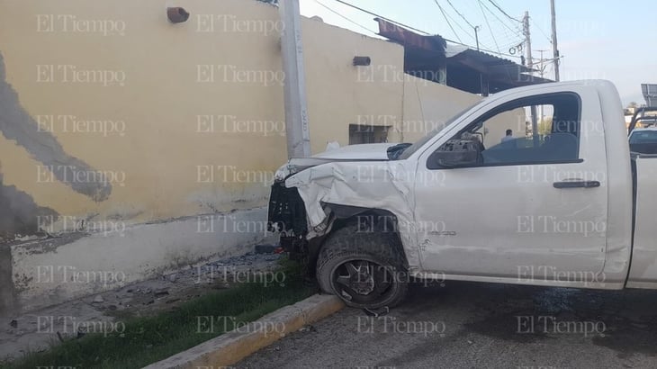 Ensarta camioneta contra un poste en el barrio España