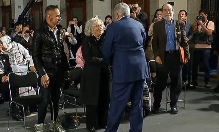 Reconocen en la mañanera de AMLO a Elena Poniatowska