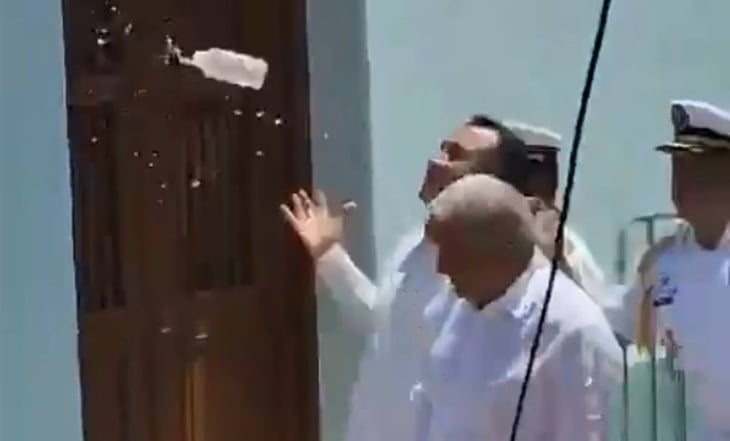 AMLO bromea sobre botella con agua que le aventaron en Veracruz