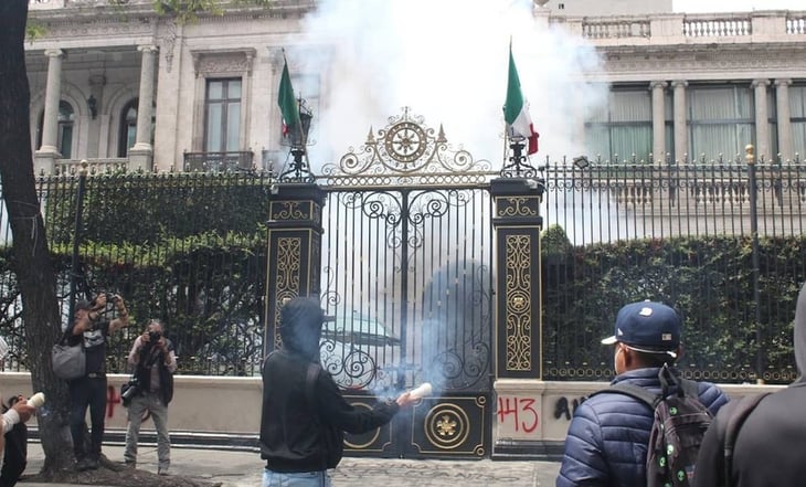 Estudiantes inician protestas en Segob por desaparición de los 43 normalistas