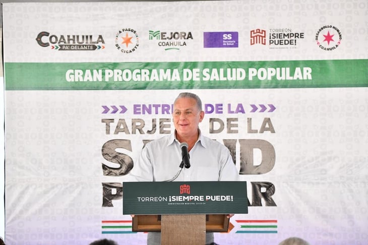 Alcalde hace entrega de la Tarjeta de la Salud Popular en Torreón