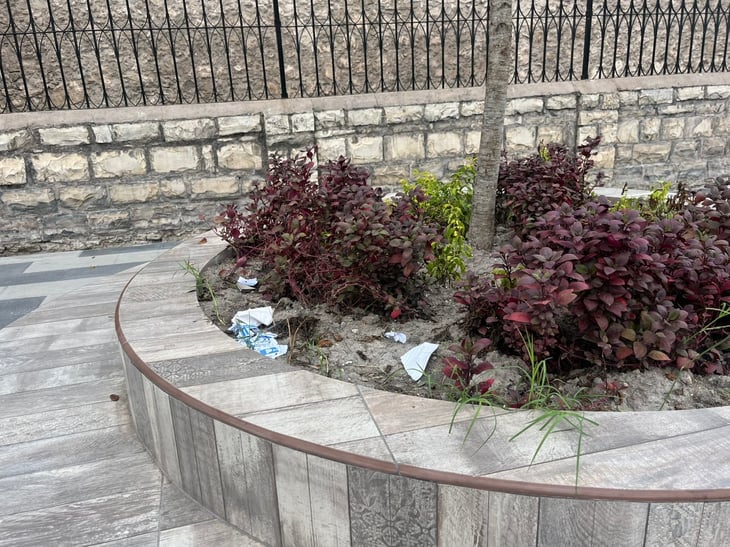 Ciudadanos tiran basura en jardineras del Centro Histórico