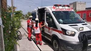 Intenta joven salir por la puerta falsa; su madre lo salva