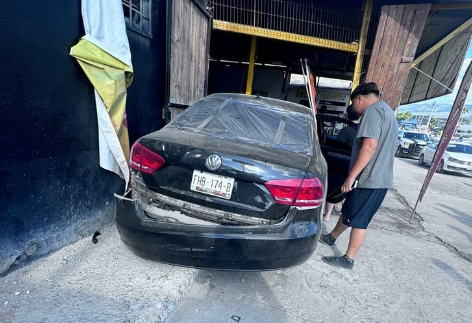 Conductor causa estragos en negocio en la colonia Praderas del Sur