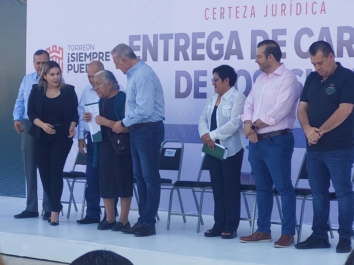 Alcalde de Torreón preside  entrega de Cartas de Posesión a familias