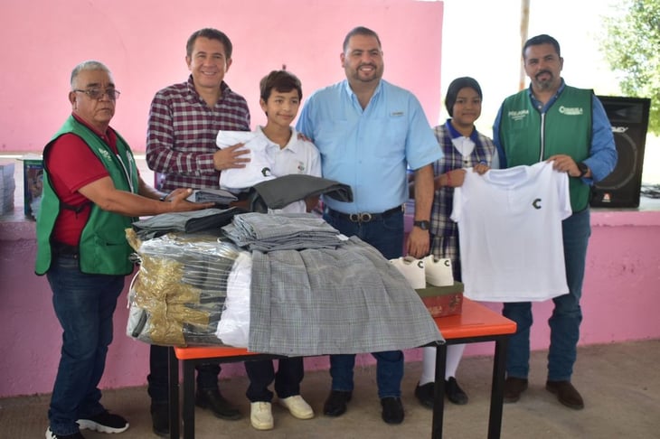 Mejora Coahuila  entrega uniformes completos en ejidos