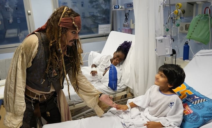 Johnny Depp se convierte en Jack Sparrow y sorprende a los niños de un hospital