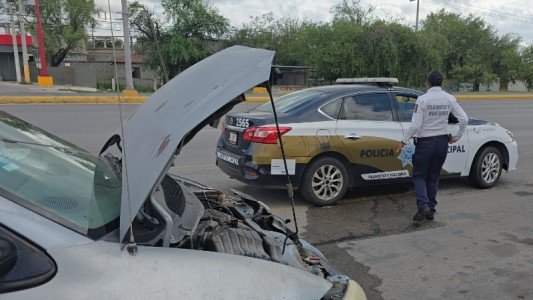 Texano se atraviesa y mazda se lo lleva de encuentro; sin heridos