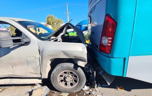 Un decimo choque de camion de la ruta urbana; ahora frenó y una camioneta se impactó