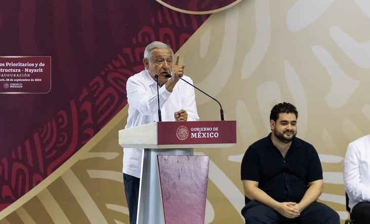 Mandan a AMLO directo a su rancho; protestan contra reforma judicial en evento de Tepic