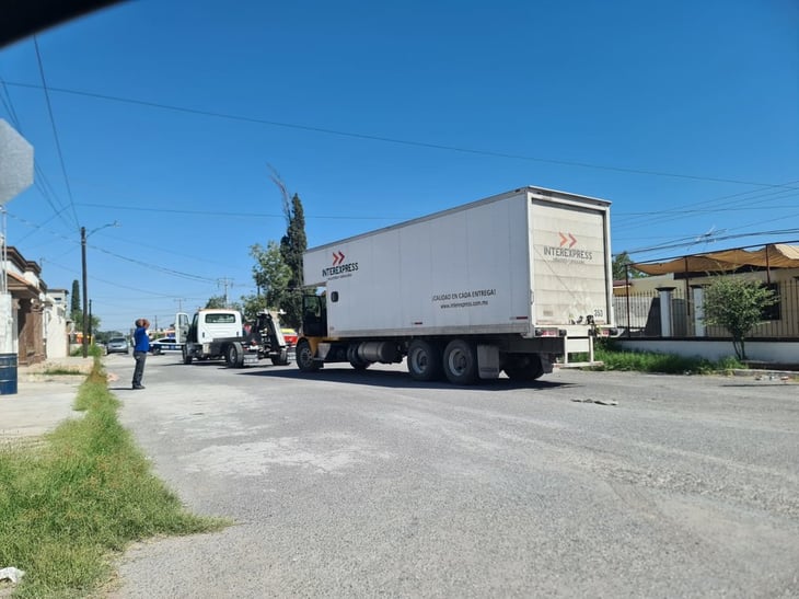 Camión de paquetería arremanga manojo de cables en Asturias 