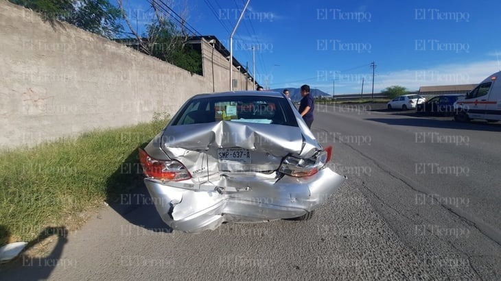 Fuerte choque deja auto destrozado en la colonia Azteca de Monclova