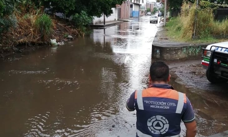 Desfogue de presa en Morelia provoca inundaciones en varias colonias