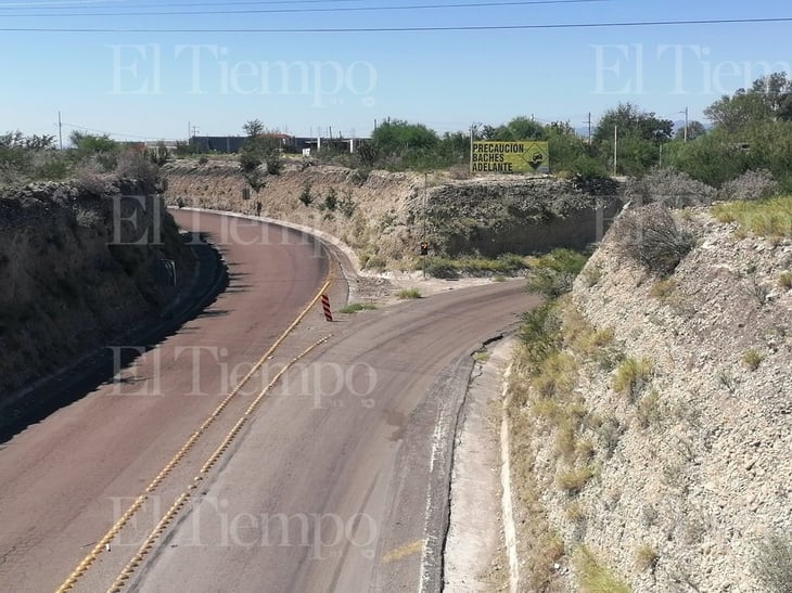 Con anuncio advierten baches en carretera federal 57