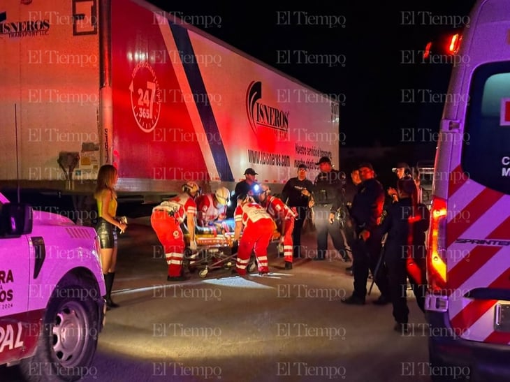 Se impacta pareja con moto contra plataforma de tráiler