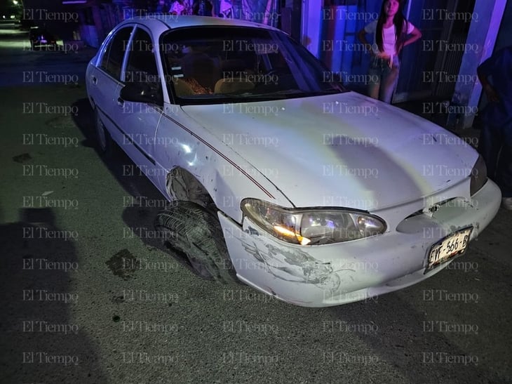 Auto arremanga puesto de comida en la Colonia deportivo