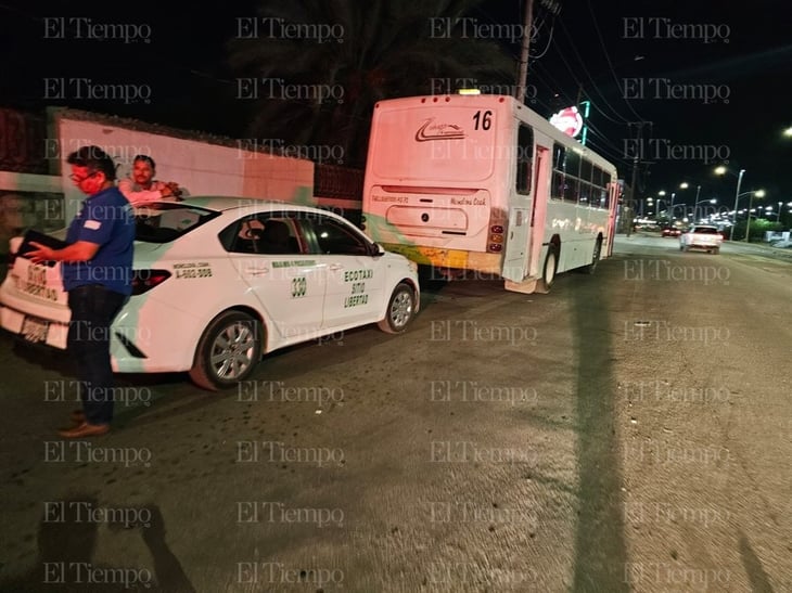 Camión provoca choque contra taxi en la Zona Centro