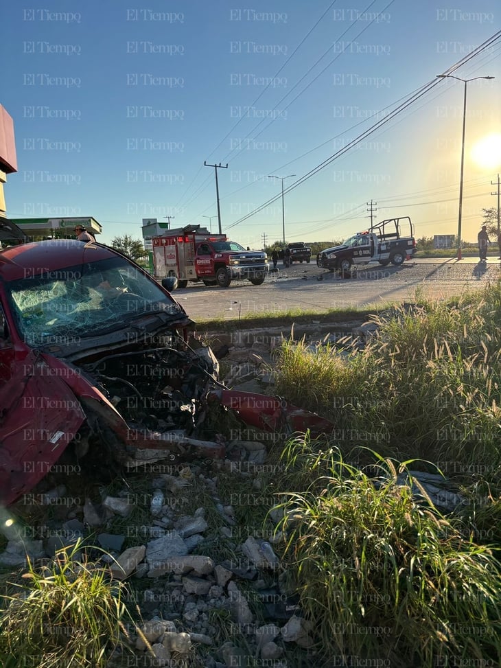 Vuelca auto tras chocar con poste y bomba de diésel en Nadadores