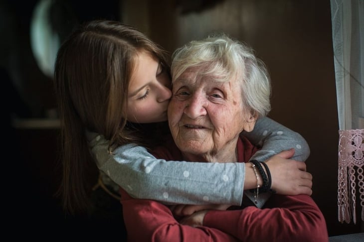 La ciencia revela qué abuela es la favorita de sus nietos y por qué