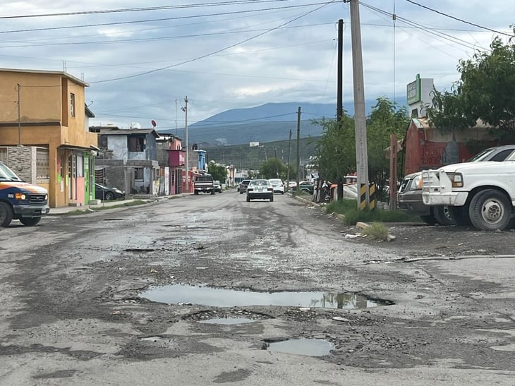 Las calles principales de Praderas presentan gran daño en pavimento