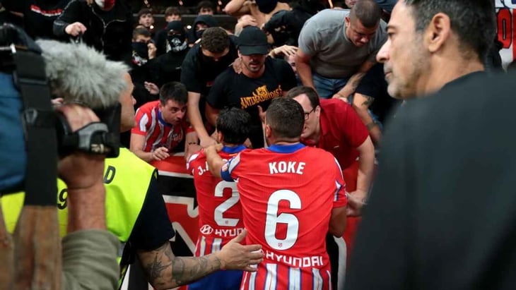 Atlético expulsa permanentemente a fan que lanzó objetos