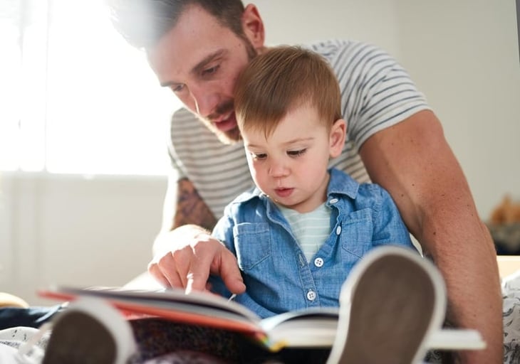 Los pediatras de Estados Unidos quieren que leas un libro con tu hijo